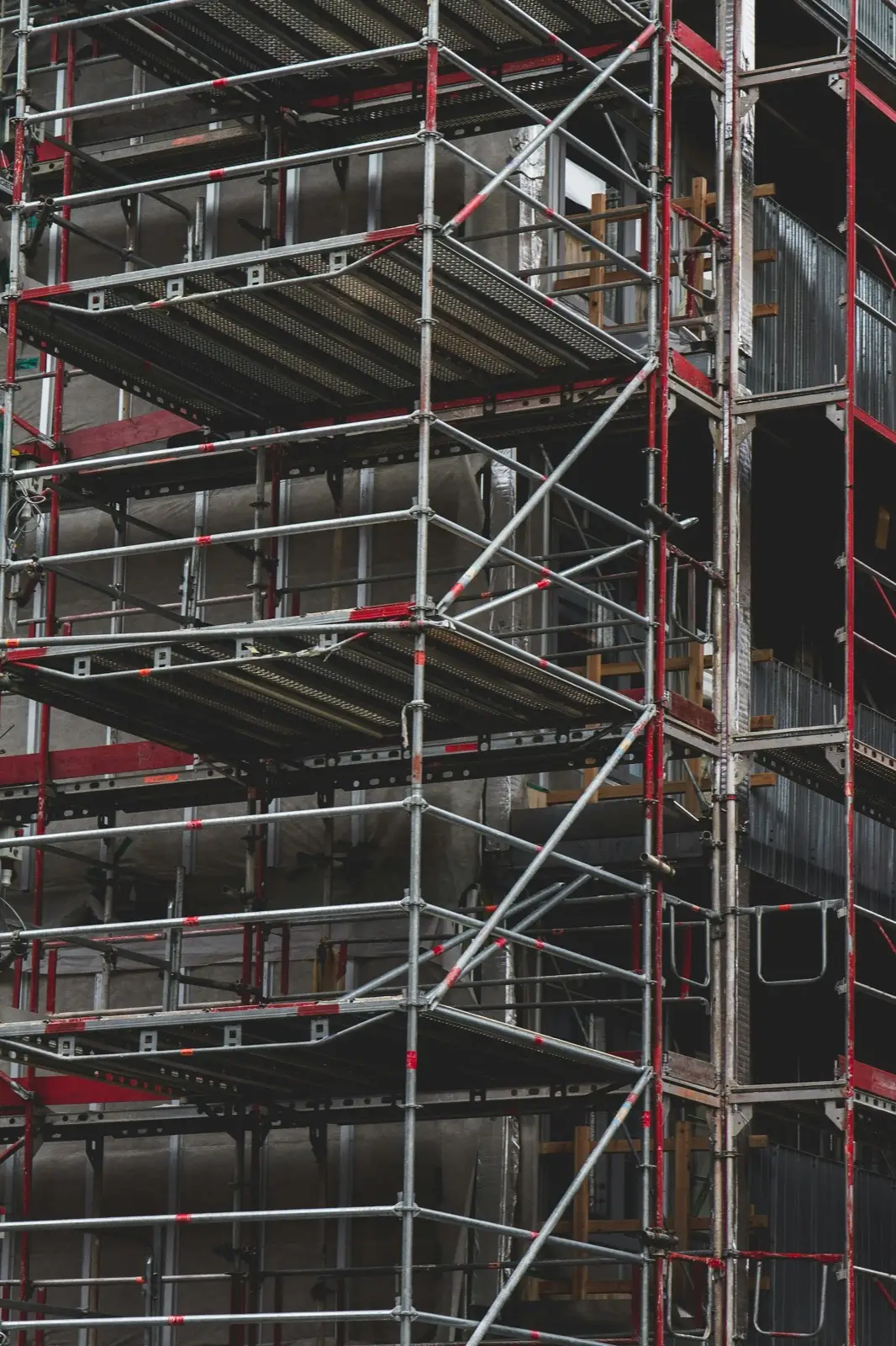 Scaffold planks, guardrail and couplers assembled on a structure